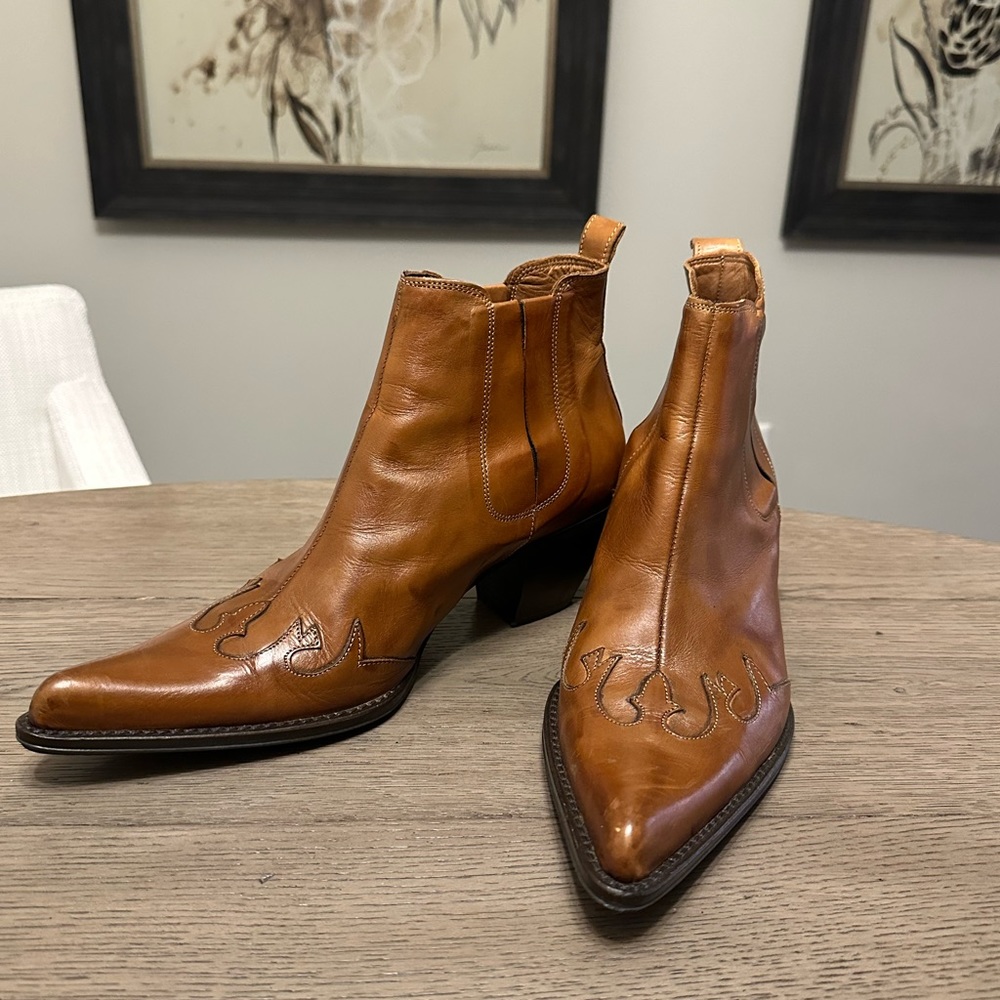 Gorgeous Leather Navy Boot (Swiss Brand) Boots, Size 40z Made in Italy.